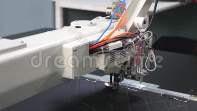 电脑控制缝纫机.. 自动缝纫机。 机器人缝纫机。 自动机器刺绣图案